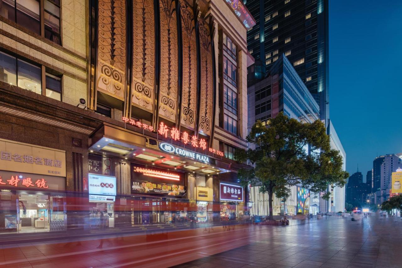 Crowne Plaza Shanghai Nanjing Road By Ihg Εξωτερικό φωτογραφία The entrance of the shopping mall