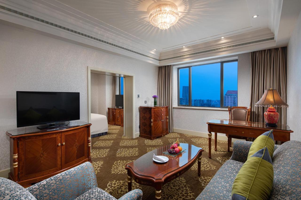 Crowne Plaza Shanghai Nanjing Road By Ihg Εξωτερικό φωτογραφία A suite at the hotel
