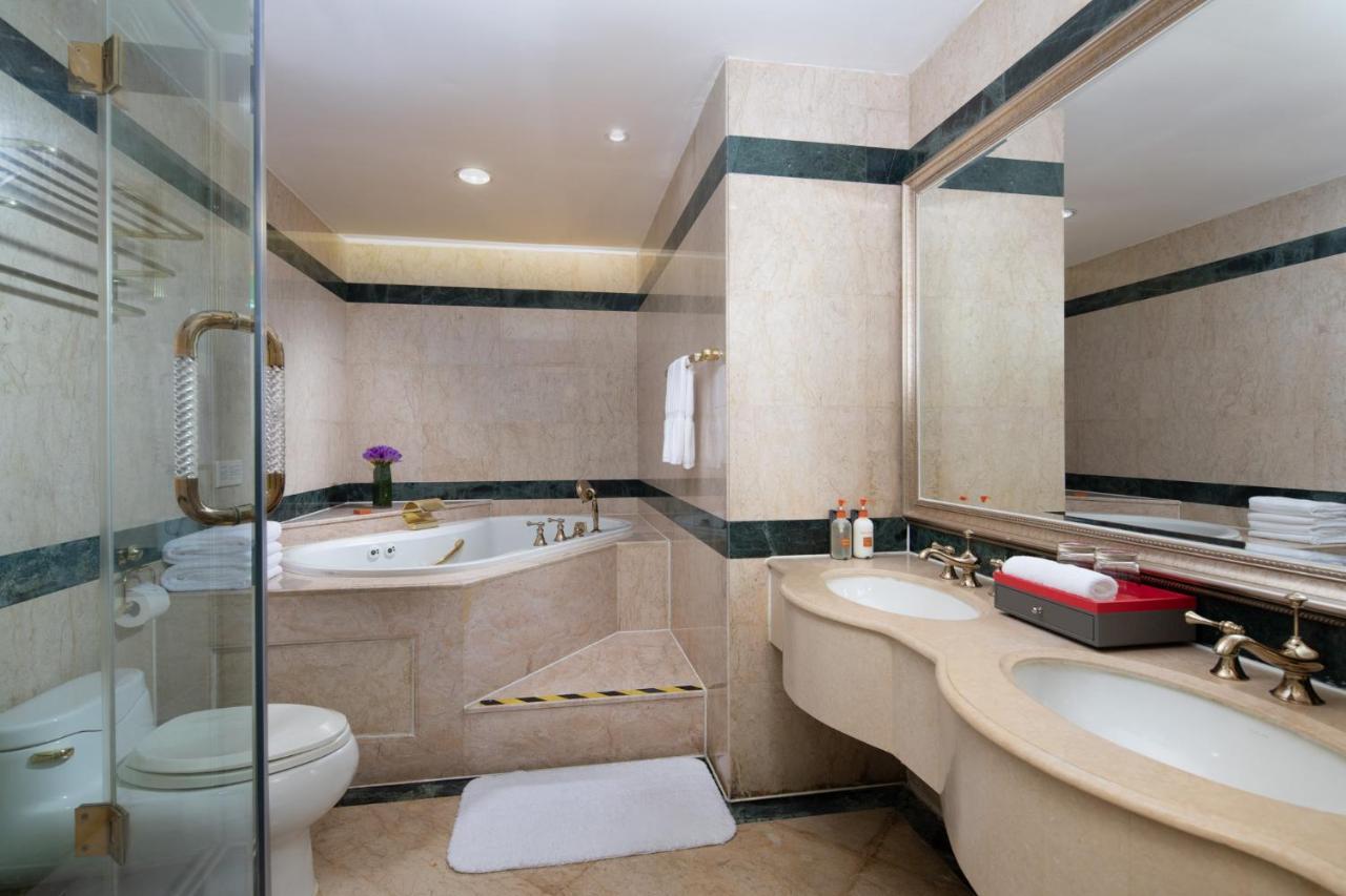 Crowne Plaza Shanghai Nanjing Road By Ihg Εξωτερικό φωτογραφία A bathroom in a hotel