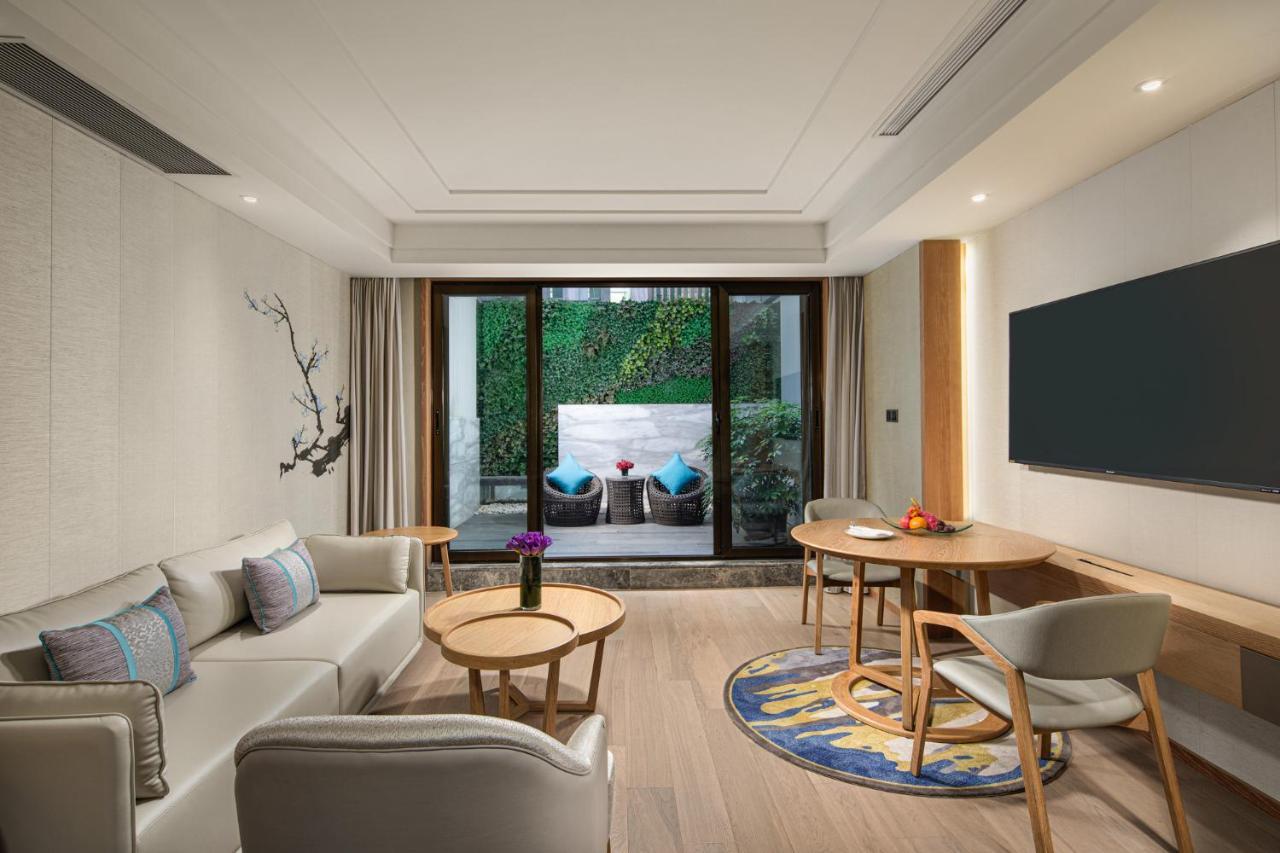 Crowne Plaza Shanghai Nanjing Road By Ihg Εξωτερικό φωτογραφία A suite at the hotel