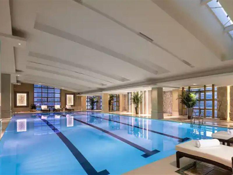 Crowne Plaza Shanghai Nanjing Road By Ihg Εξωτερικό φωτογραφία The pool at the Four Seasons Hotel