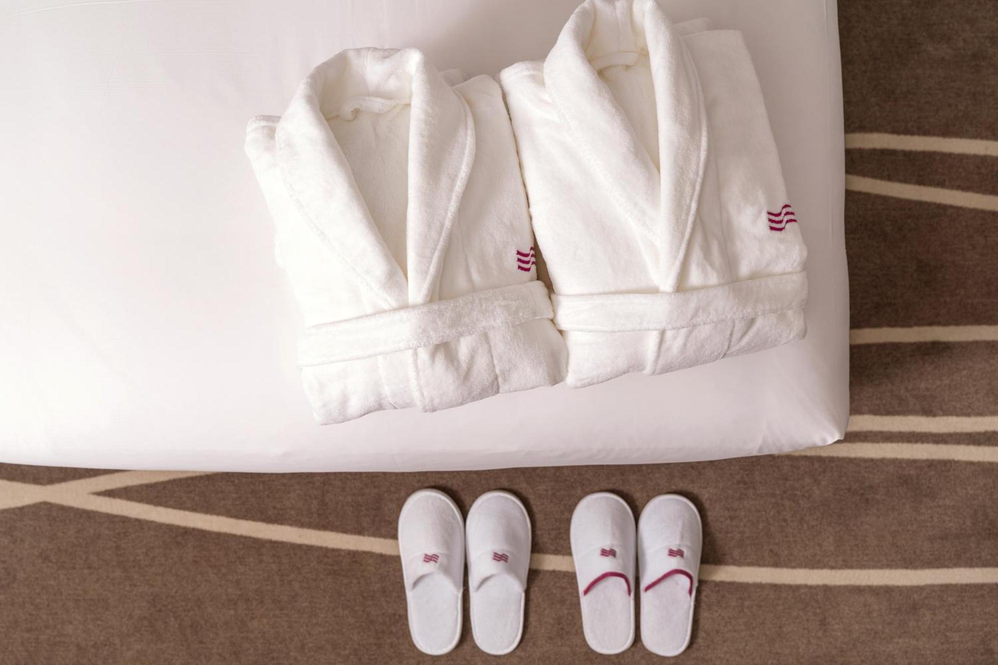Crowne Plaza Shanghai Nanjing Road By Ihg Εξωτερικό φωτογραφία Bathrobe and slippers